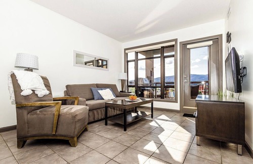 South Pandosy Condo | Lake Okanagan Sunsets from your Balcony!