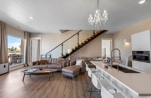Big Water Villa | Lake Powell Sunrise Villa by Antelope Canyon - Firepit, Stargazing & Scenic View