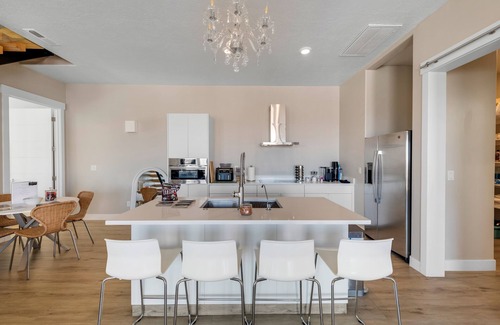 Big Water Villa | Lake Powell Sunrise Villa by Antelope Canyon - Firepit, Stargazing & Scenic View