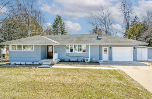Escanaba House | Lake Shore Luxury- 4-bedroom house in charming Escanaba with AC, WiFi. Book now