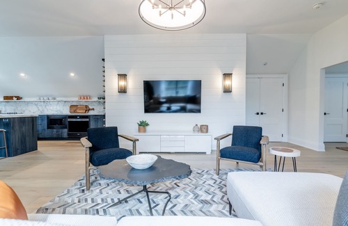 Barrie Apartment | Lake Simcoe Loft 1BRD Full Bath WIFI Netflix AC