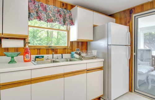 Rumney Cabin | Lake Stinson Cottage w/Sunroom & Shared Dock!