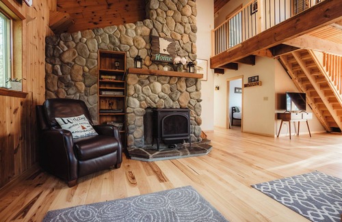 Grand Marais Cabin | Lake Superior Views, Outdoor Pizza Oven, Big Deck, Spacious, Patio Dome