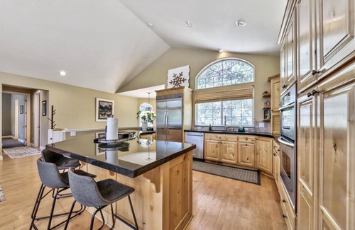 Tahoe Paradise Cabin | Lake Tahoe Ski Base Camp: National Forest Land, Hot Tub, Pool Table, Pet Friendly