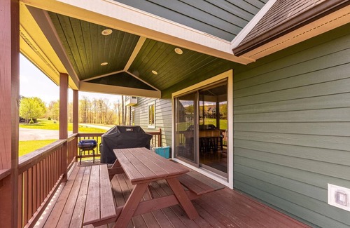 Oakland Ski Chalet | Lake View Chalet with Hot Tub and Fire Pit