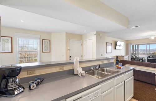 Kimberling City Condo | Lake View Condo-Firepit Table-Table Rock Access-Free Attraction Tickets-Outdoor Pool