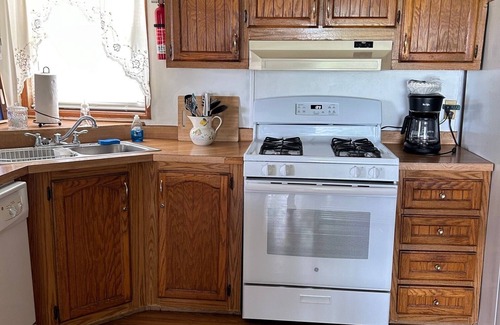 Durhamville House | LAKE VIEW GEM - BEAUTIFUL VIEWS, RESTAURANT/MARINA NEXT DOOR.