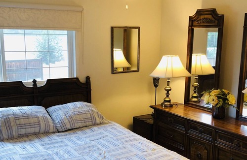 East Kootenay House | Lake View House - Steps Away From Windermere Beach