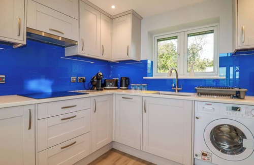 Newquay Cottage | LAKE VIEW, pet friendly, luxury holiday cottage in Quintrell Downs