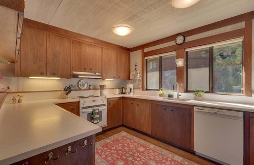 Tahoe Sierra Estates House | Lake View|Pier|Bouys|Pickleball|Walk to town