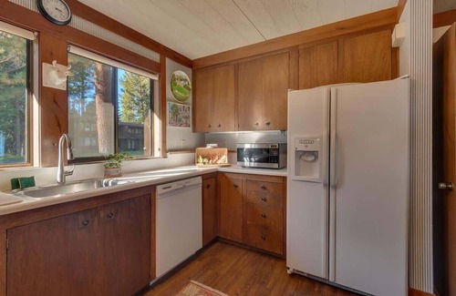 Tahoe Sierra Estates House | Lake View|Pier|Bouys|Pickleball|Walk to town