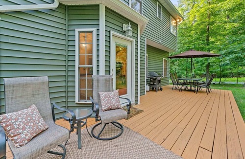 Kabletown Cottage | Lake View Retreat - Cottage Near a Peaceful Lake!