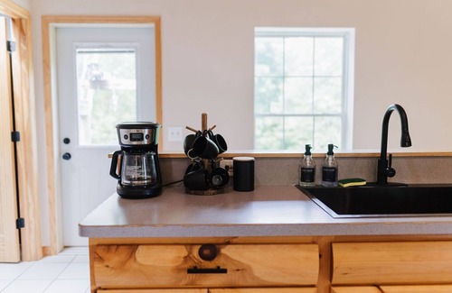Crosby House | Lake View, Speakeasy, Sauna, Arcade, Ping Pong, Kayaks, Disc Golf, Poker, B-Ball
