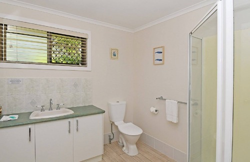 Urangan Cabin | Lake View Villa - Close to the beach