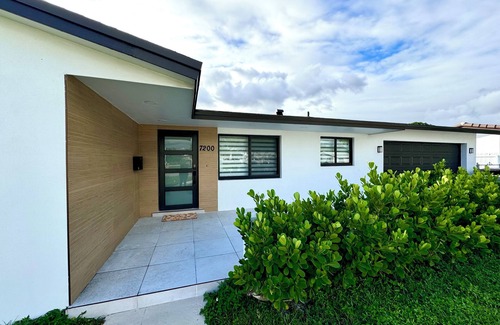 Hialeah House | Lake View Villa