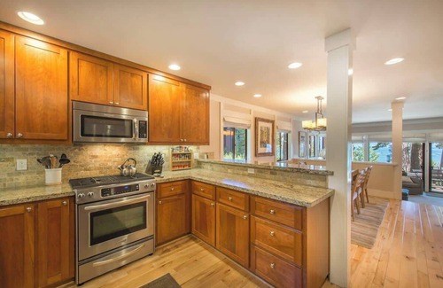 Tahoe Sierra Estates House | Lake ViewPier|Bouys|Pickleball|Walk to Town