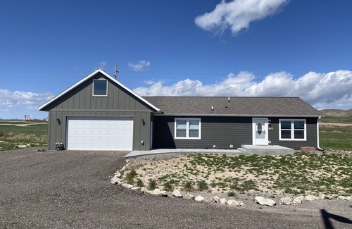 Glendo House | Lake Views! Comforts of home w/the fun of the lake; garage/hottub/laundry & more