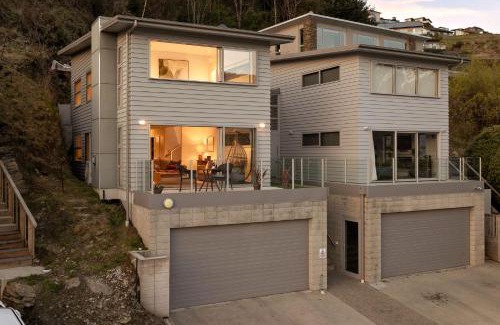 Frankton House | Lake Views on De La Mare Place, 3 BDR, Free Wi-Fi & Parking