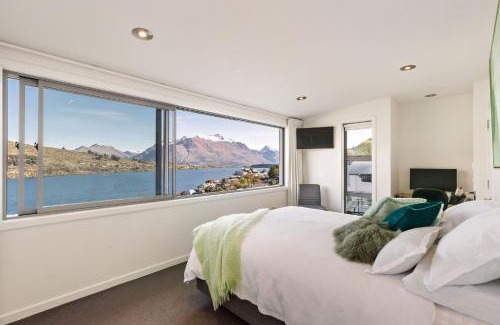 Frankton House | Lake Views on De La Mare Place, 3 BDR, Free Wi-Fi & Parking