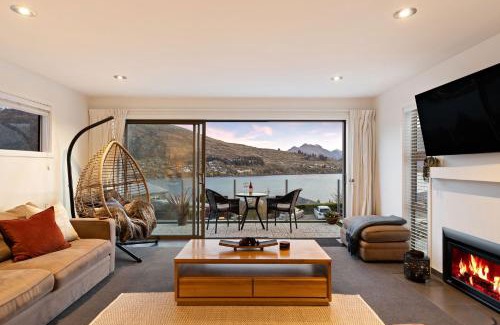 Frankton House | Lake Views on De La Mare Place, 3 BDR, Free Wi-Fi & Parking