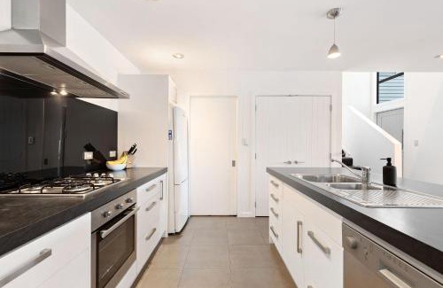 Frankton House | Lake Views on De La Mare Place, 3 BDR, Free Wi-Fi & Parking