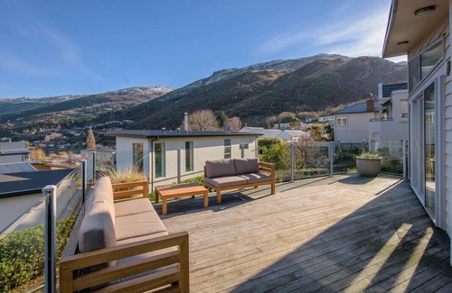 Frankton Cottage | Lake Views on Yewlett - Queenstown Holiday Home