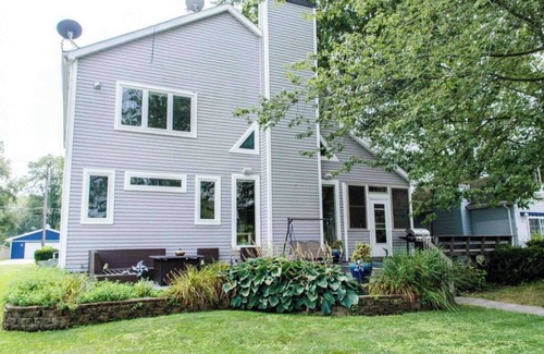 Syracuse House | Lake Wawasee Channel front Home away from Home!