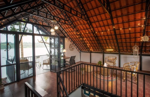Kollam Villa | Lakefront 2-bed villa-Cozy A-frame upper deck with balcony & BBQ grill