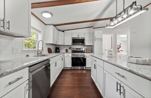 Charlevoix House | Lakefront 3-Bedroom Retreat on Susan Lake – 5 Mins in Charlevoix