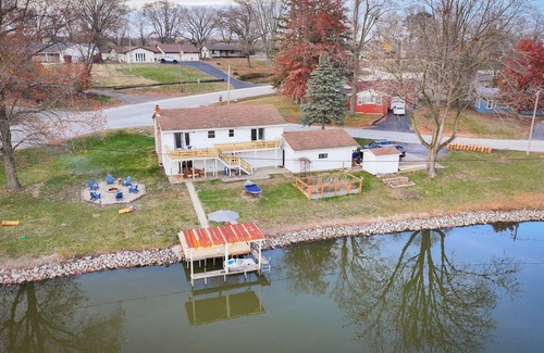 Decatur House | Lakefront 5BR - Fire Pit, Kayaks, Game Room, Water Toys, & More!