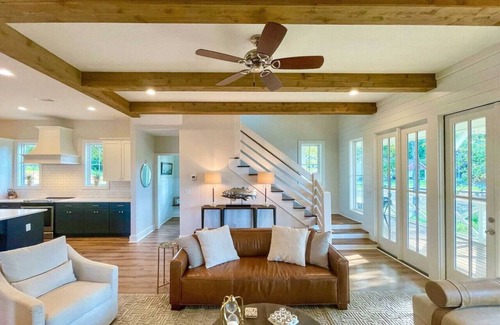 Dadeville House | Lakefront 5BR House w/Porch & Amazing View