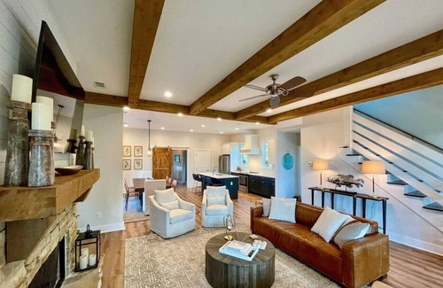 Dadeville House | Lakefront 5BR House w/Porch & Amazing View