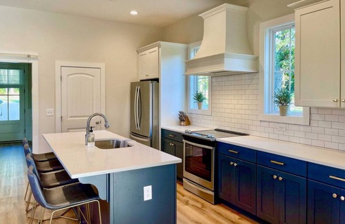 Dadeville House | Lakefront 5BR House w/Porch & Amazing View