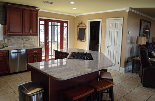 Gilbert House | Lakefront 5BR w/Jacuzzi and Grill – Sleeps 12