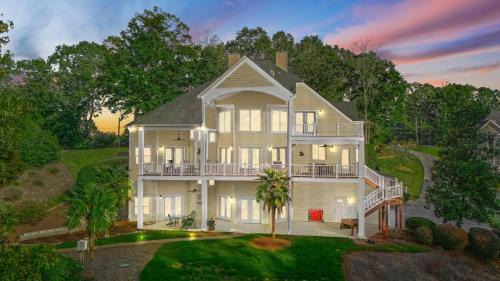 Denver House | Lakefront 6BDR Priv Dock Game Room Firepit Jakes Lake House by Avantstay