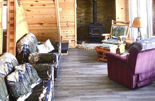 Atlanta House | Lakefront cabin getaway near Lewiston