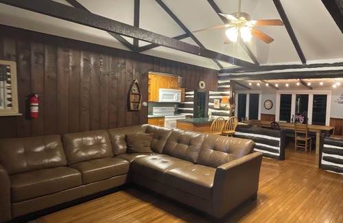 Lake Hopatcong House | Lakefront cabin with dock slip