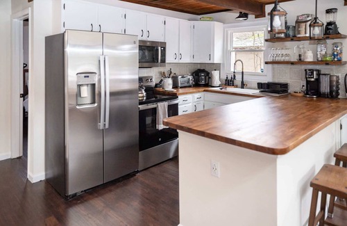 Tobyhanna Ski Chalet | Lakefront Chalet - 3BR, Private Dock, Sleeps 10