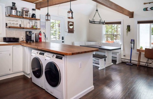 Tobyhanna Ski Chalet | Lakefront Chalet - 3BR, Private Dock, Sleeps 10