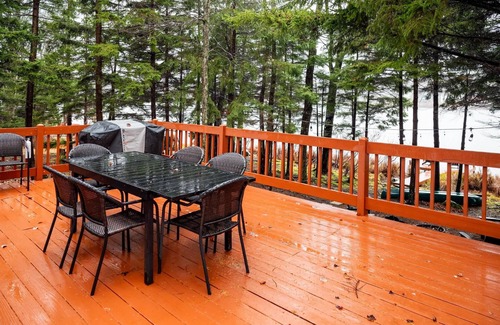 Tobyhanna Ski Chalet | Lakefront Chalet - 3BR, Private Dock, Sleeps 10