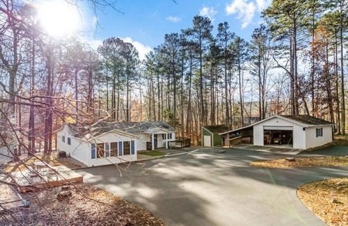 Wise House | Lakefront Charming 3-Bedroom home at Lake Gaston