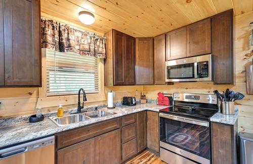 Primrose Cabin | Lakefront Cliffview Retreat w/ Hot Tub & Game Room