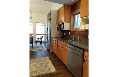 Ludlow House | Lakefront Contemporary House 4 Minutes to Okemo