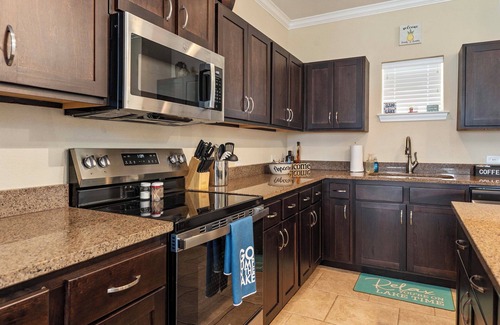 Eureka Condo | Lakefront Corsicana Condo: Pool & Private Balcony!