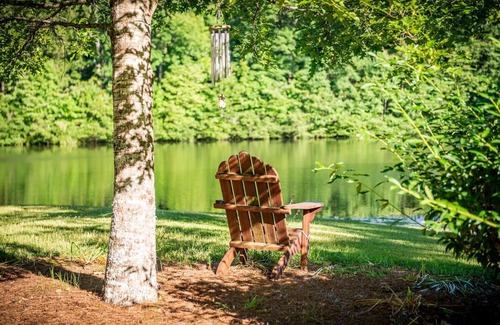 Rolling Wood House | Lakefront Cottage minutes from Oxford