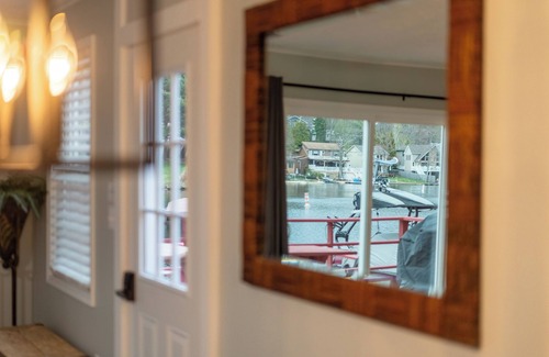 Lake Harmony Cottage | Lakefront Cottage-Ski-Golf-Snowboard- Watersports. 5 Bedrooms 9 Beds 2 Baths