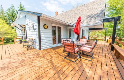 Douro-Dummer Cottage | Lakefront Cottage with Cozy Cabin Appeal