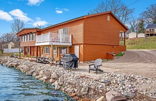 Mayfield House | Lakefront Cottage with Hot Tub & Fire Pit