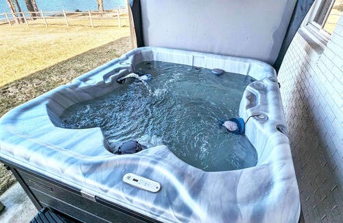 Cadillac House | Lakefront cottage with hot tub