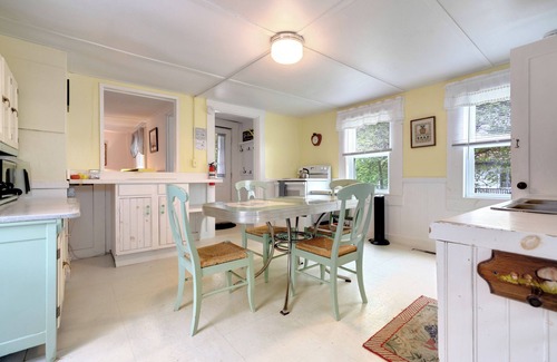 Limerick House | Lakefront cottage with Private Dock and Kayaks